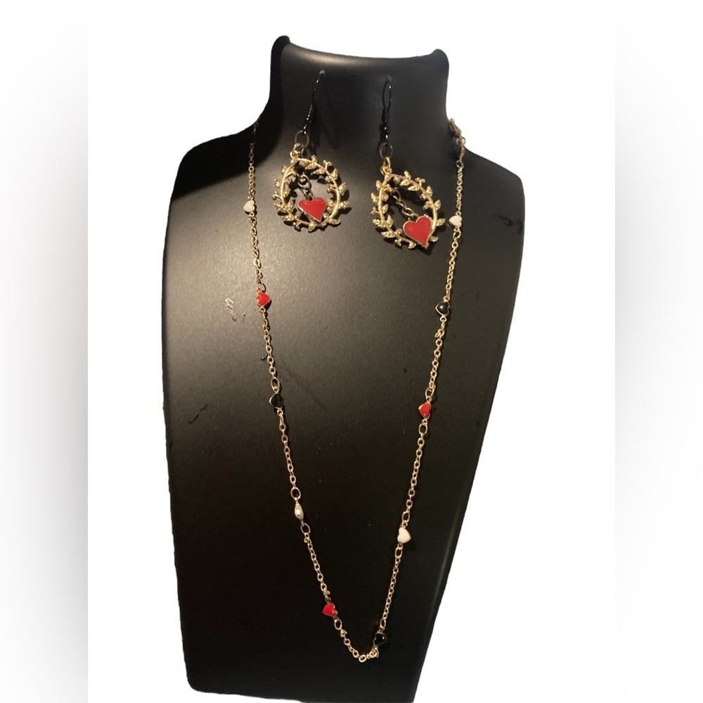 Gold dainty Queen of hearts jewelry set